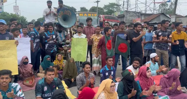 রংপুরে সড়ক অবরোধ করে বেরোবির শিক্ষার্থীরা