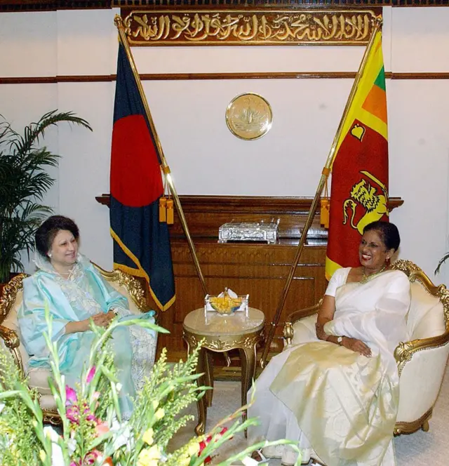২০০৩ সালের ২০শে এপ্রিল ঢাকায় প্রধানমন্ত্রীর কার্যালয়ে খালেদা জিয়ার সাথে শ্রীলঙ্কার রাষ্ট্রপতি চন্দ্রিকা কুমারাতুঙ্গা।