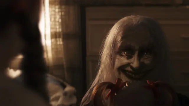 Кадр із фільму "Закляття: Останній обряд" - страшне обличчя старої жінки в гримі з рідким сивим волоссям