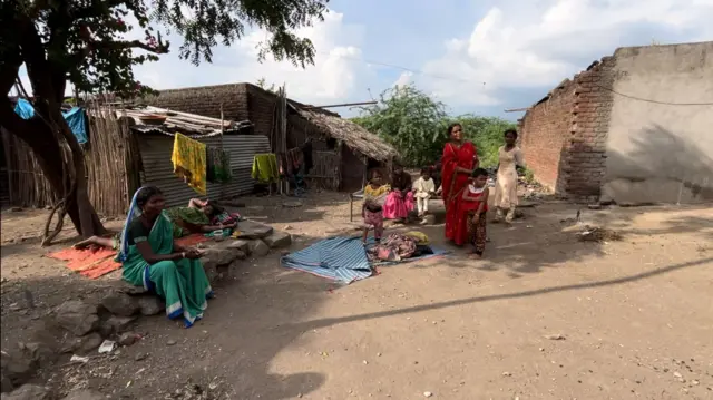 ऑनलाईन केवायसी करायलाही अनेकांना अडचणी येत आहेत.