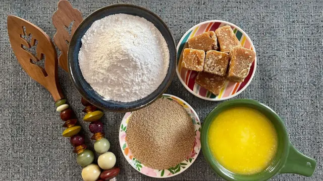 अनारसाः मराठी माणसाला वेड लावणारा गोड, कुरकुरीत पण नाजूक पदार्थ