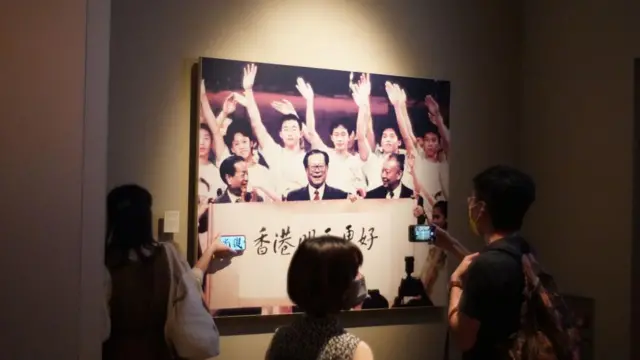 舊展館曾有一幅江澤民親題字贈港回歸的大照片。
