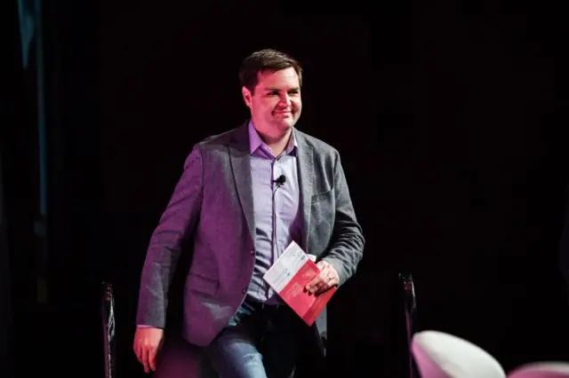 JD Vance camina com seu livro