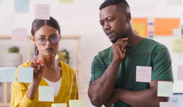 Deux personnes devant des notes