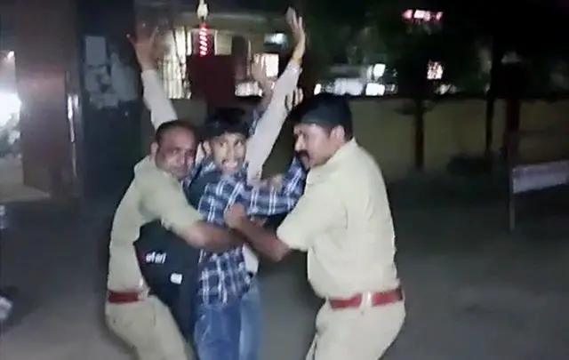 હુમલાખોર અને પોલીસ