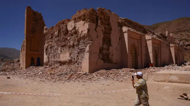 Un homme marche près de la mosquée endommagée de Tinmel, le 11 septembre 2023.