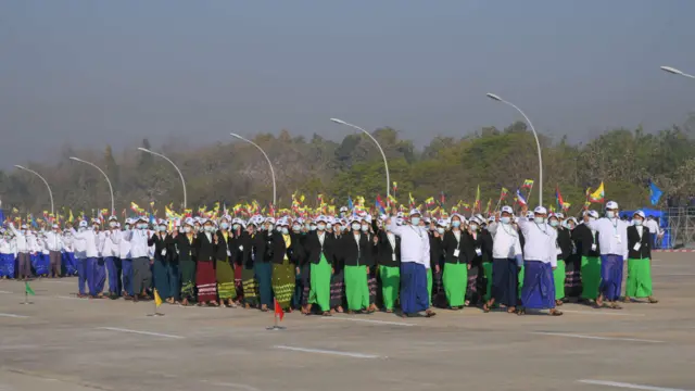 နေပြည်တော်မှာ ဖေဖော်ဝါရီ ၁၂ ရက်တုန်းကပြုလုပ်တဲ့ စိန်ရတုပြည်ထောင်စုနေ့အခမ်းအနားမှာမြင်တွေ့ရတဲ့ စစ်ကောင်စီလက်အောက်ဝန်ကြီးဌာနကိုယ်စားပြုတပ်ခွဲများ