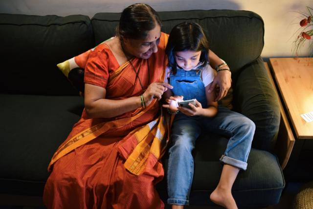 உலக பெற்றோர் தினம்: பெற்றோர் குழந்தைகளுக்கு அதீத செல்லம் கொடுப்பதால் என்ன ஆபத்து?