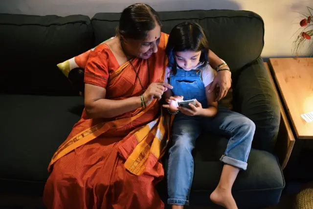 உலக பெற்றோர் தினம்: பெற்றோர் குழந்தைகளுக்கு அதீத செல்லம் கொடுப்பதால் என்ன ஆபத்து?