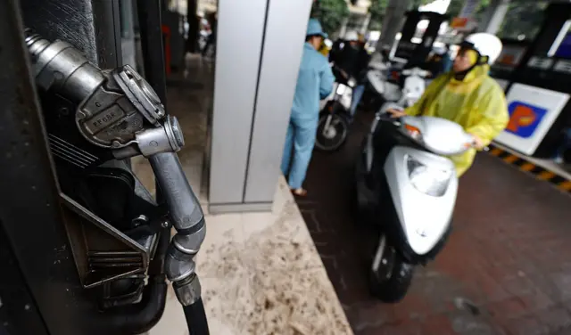 Người dân Việt Nam tại một cây xăng ở Hà Nội