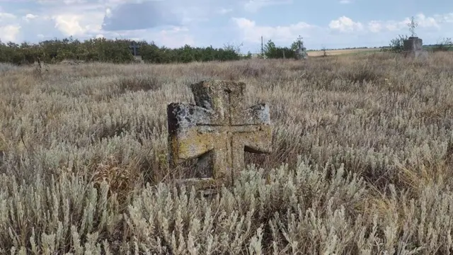 Старий кам'яний хрест, старовинні цвинтарі України  