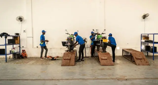 Des employés de la start-up Spiro assurent l'entretien des vélos électriques de l'entreprise. L'énergie solaire et l'échange de batteries pourraient ouvrir la voie à une Afrique plus verte.