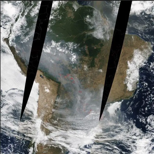 Imagem de 16 de agosto do satélite NASA MODIS mostra a nuvem de fumaça vinda da Amazônia e alcançando o sul do Brasil. Pontos vermelhos mostram incêndios ativos