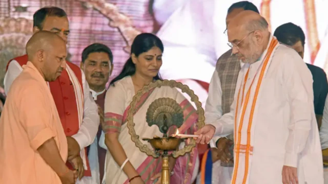 யோகி ஆதித்யநாத் மற்றும் அமித் ஷா