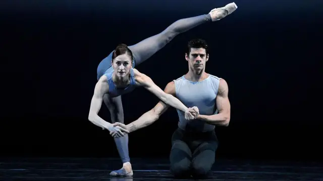 Marianela Núñez y Thiago Soares en la producción del Royal Ballet de After the Rain de Christopher Wheeldon en la Royal Opera House Covent Garden de Londres. (Foto de robbie jack/Corbis vía Getty Images)