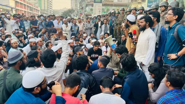 প্রথম আলো কার্যালয়ের সামনে বিক্ষোভকারীদের এমন অবস্থান ছিল সোমবার