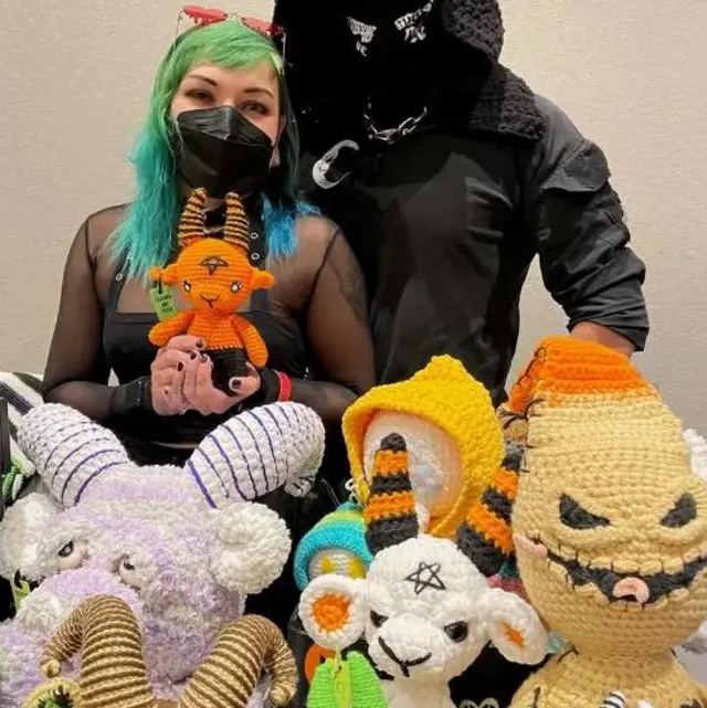 Seorang penjual yang menyebut dirinya Little Nicky menjual boneka rajutan berwujud setan.