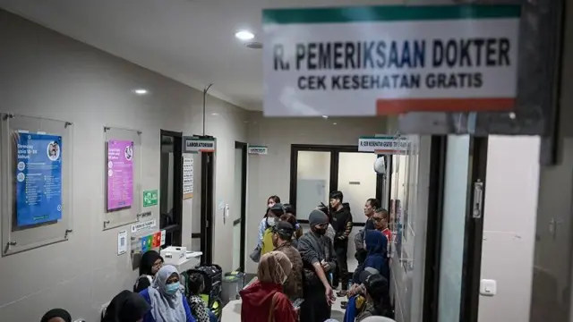 Sejumlah peserta peserta Pemeriksaan Kesehatan Gratis (PKG) antre di Puskesmas Pulo Gadung, Jakarta, Senin (10/2/2025).