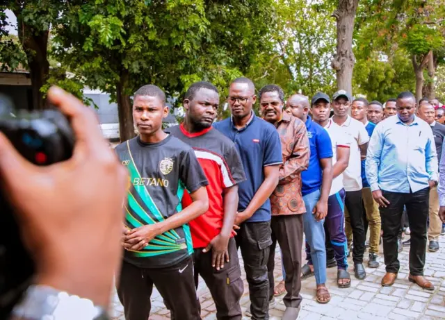 Abagabo batoye umurongo bagiye gutora ku biro by'itora bya Kilimani mu mujyi wa Dodoma muri Tanzania 