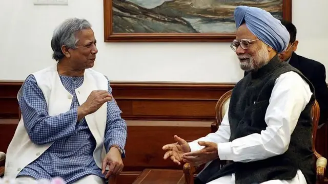 भारताचे तत्कालीन पंतप्रधान मनमोहन सिंह आणि प्राध्यापक युनूस