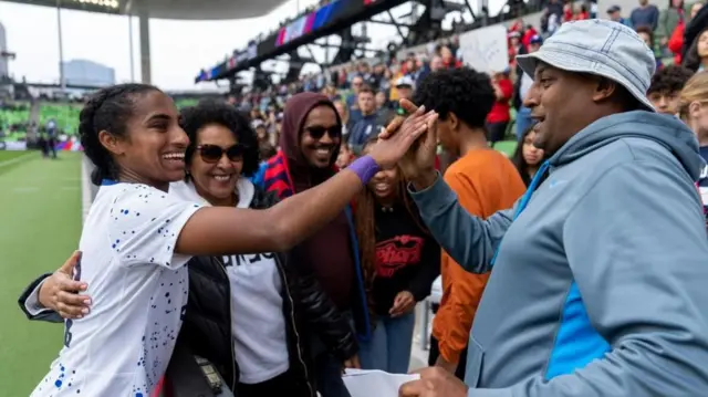 ናኦሚ ግርማ፡ ኣቦኣ ኣብ ፍቕሪ ኵዕሶ እግሪ ክትወድቕ ከም ዝሓገዛ ገሊጻ