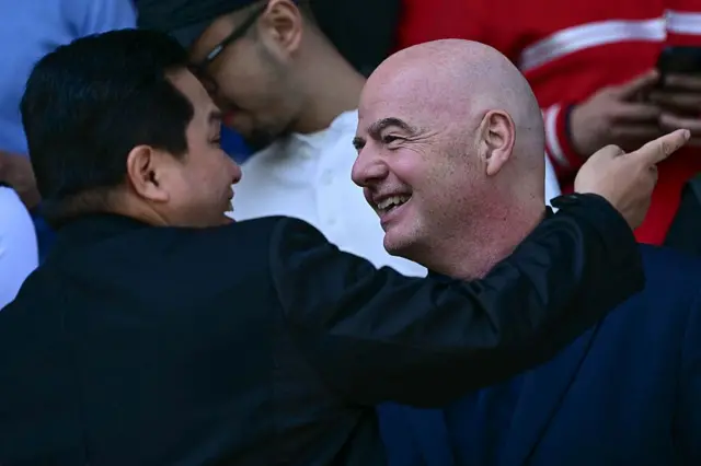 Ketua PSSI, Erick Thohir (kiri), bersama Presiden FIFA, Gianni Infantino, di sebelah selatan Paris, pada Mei 2024.