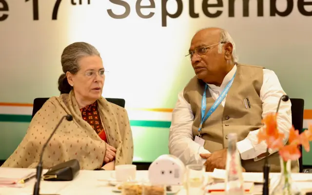 हैदराबाद में कांग्रेस कार्यसमिति की बैठक में सोनिया गांधी और मल्लिकार्जुन खरगे.