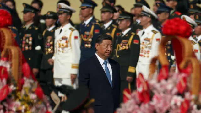 北京人民英雄纪念碑烈士纪念日献花仪式习近平在一群军方将领前走过（30/9/2025）