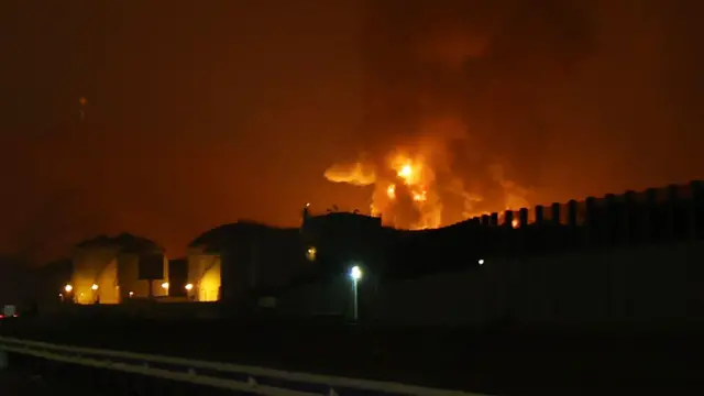 تتصاعد ألسنة اللهب خلال حريق ناجم عن حطام طائرة مسيرة تم اعتراضها في مركز تكرير النفط في الفجيرة، الإمارات العربية المتحدة، في 4 مارس/ آذار 2026.