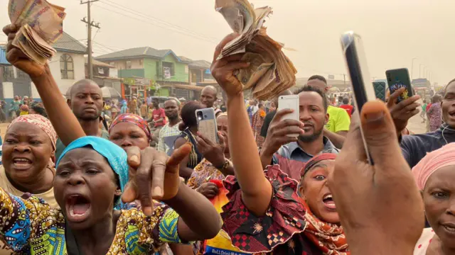 Awọn eeyan pẹlu owo atijọ to ku lọwọ wọn