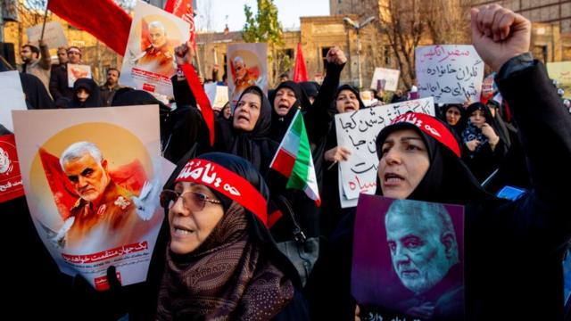 متظاهرون إيرانيون يطالبون بالانتقام لمقتل سليماني