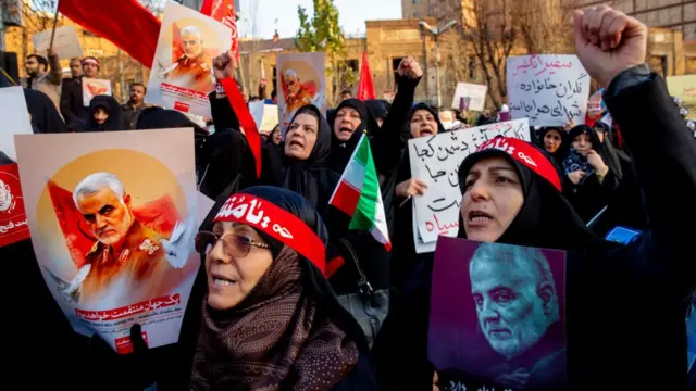 متظاهرون إيرانيون يطالبون بالانتقام لمقتل سليماني