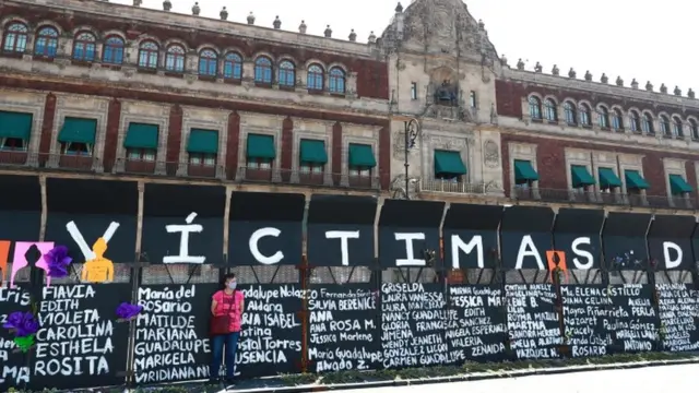 Cerca instaladaroletinha betfrente ao Palácio Nacional do México com nomesroletinha betvítimasroletinha betfeminicídio