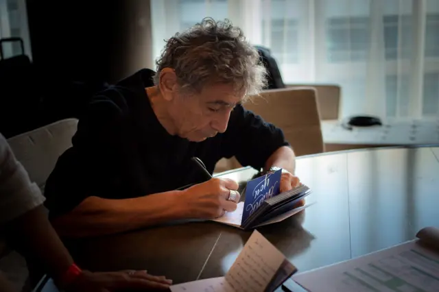 Gabor Maté autografando livros