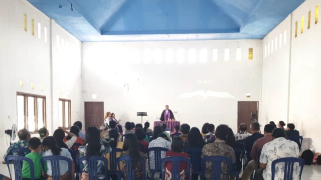 Aula Kecamatan Teluknaga yang menjadi tempat peribadatan sementara jemaat POUK Tesalonika.