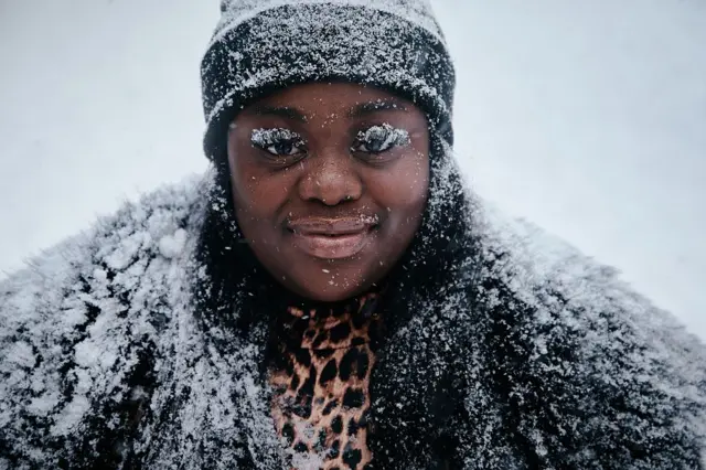 25 yaşındaki Miamili Shayla Hayes, New York'taki Times Meydanı'nda kar fırtınası sırasında her yanı karlarla kaplıyken fotoğrafı.