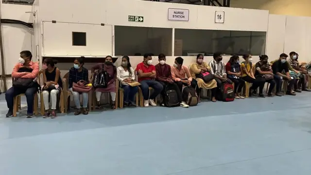 नेस्को कोव्हिड सेंटरमध्ये इंटरव्ह्यूसाठी आलेले तरूण