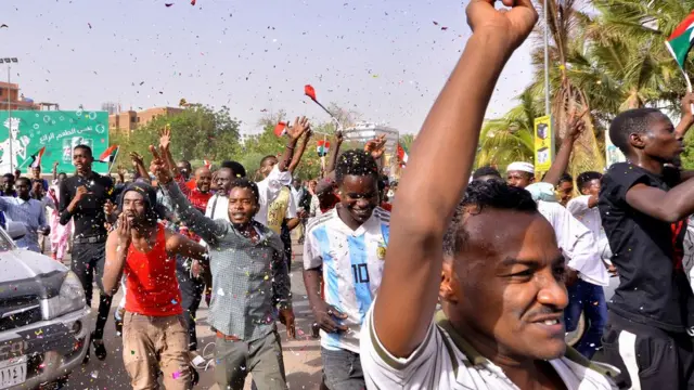 سودانيون يرددون شعارات فور سماع إعلان وزير الدفاع "اقتلاع النظام" و"التحفظ" على البشير.