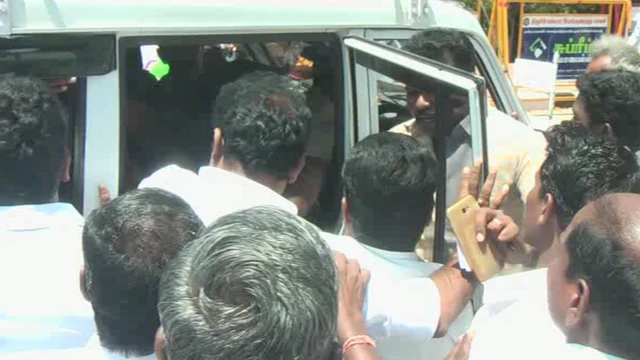 போலீஸ் வாகனத்தில் சோலைராஜனை தாக்கும் தொண்டர்கள்