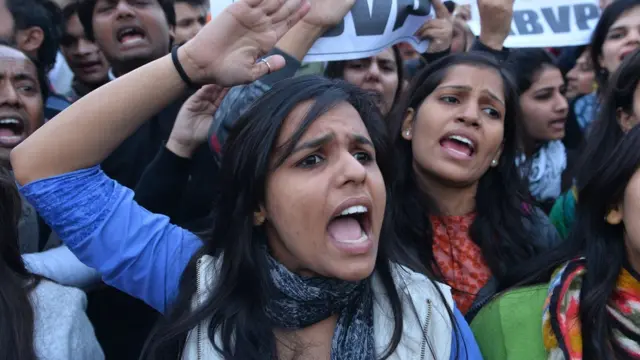 స్త్రీలపై దాడులకు వ్యతిరేకంగా ధర్నా చేస్తున్న యువతులు