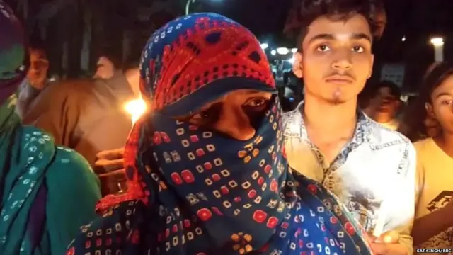 ਰਿਵਾੜੀ 'ਚ ਪੀੜਤਾ ਦੇ ਹੱਕ टਚ ਕੈਂਡਲ ਮਾਰਚ ਕੱਢਦੀਆਂ ਔਰਤਾਂ ਤੇ ਪਿੰਡ ਦੇ ਹੋਰ ਲੋਕ