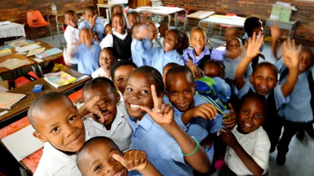 Aworan awọn ọmọde to wa ni kilasi