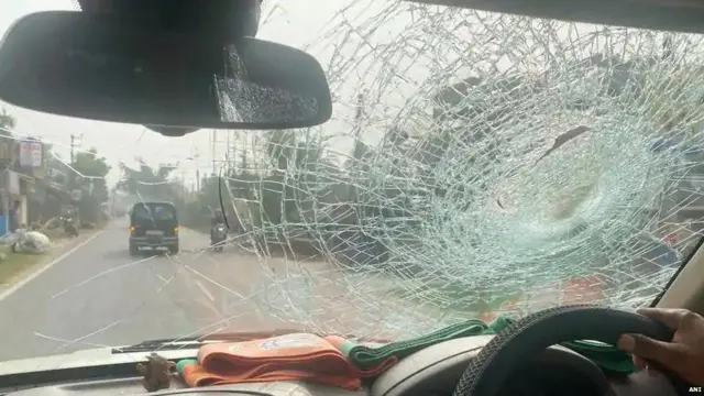 गाड़ी पर पथराव