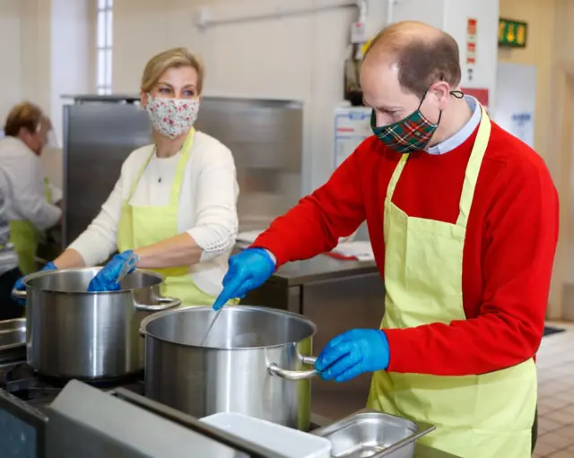 Граф и графиня Уэссекские помогают готовить благотворительный рождественский обед