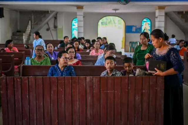 Warga korban banjir bandang dan longsor bersiap mengikuti ibadah di Gereja HKBP Ressort Tuka, Hutanabolon, Kecamatan Tukka,Tapanuli Tengah, Sumatera Utara, Selasa (23/12/2025).