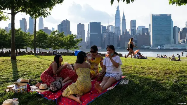 પાર્કમાં બેઠેલી કેટલીક મહિલાઓ