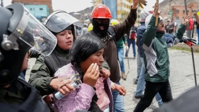 மோரோலஸின் ஆதரவாளர்கள் லா பாஸில் காவல்துறையினரோடு மோதினர்.