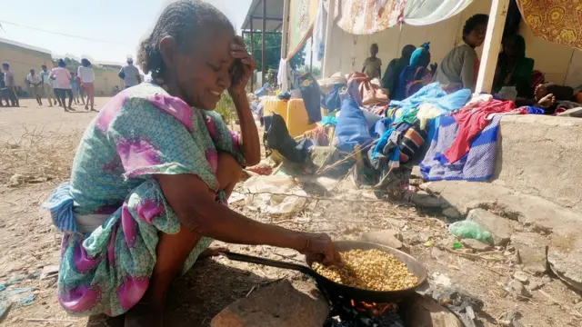 آلاف اللاجئين فروا إلى السودان.