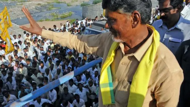 ప్రజలకు అభివాదం చేస్తున్న చంద్రబాబు