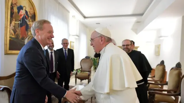 Pope Francis com Brad Smith, presidente da Microsoft